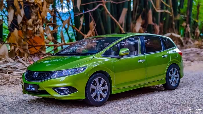 绿色本田杰德与林间小道