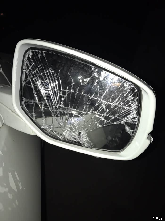 九代24豪华版友后视镜上半部破损镜片破碎