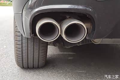 圆形的排气孔,几乎是运动型车辆的标配.