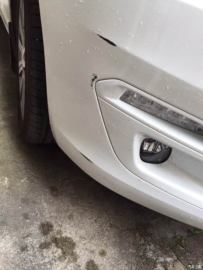 新手求助倒车的时候车右前方蹭墙上了