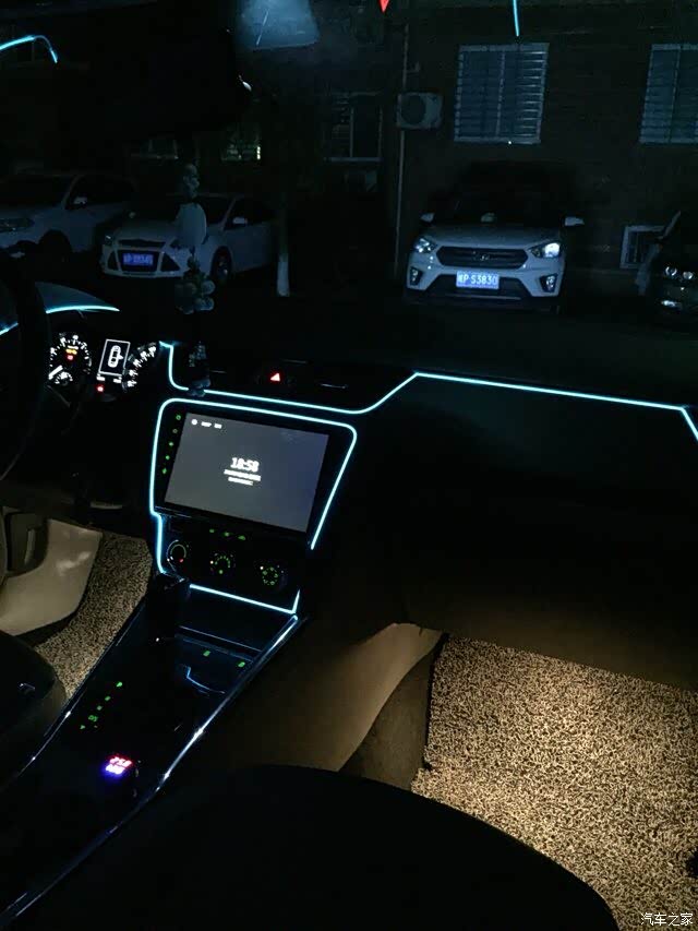 15款新明锐夜色完美呈现车内氛围灯和门灯