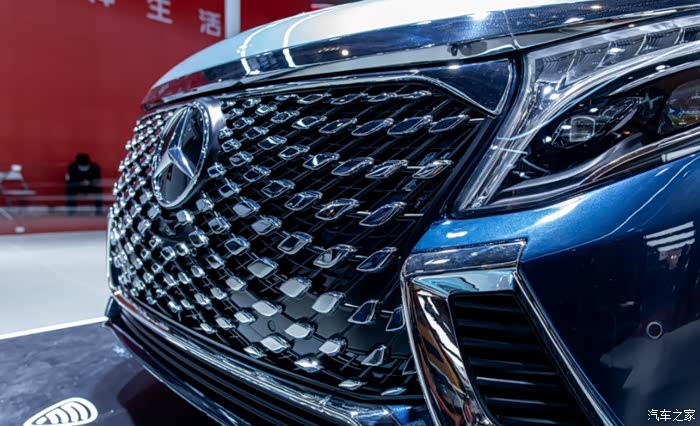 车身镀铬线条设计金属感倍增将奢华与尊贵展现得淋漓尽致