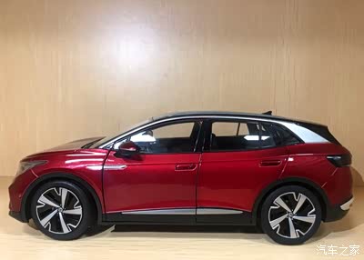 侧身营造出年轻,运动的时尚风格,酷炫之余附带魅力.