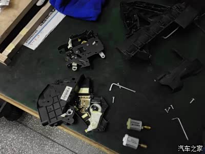 09福克斯更换门锁锁块电机