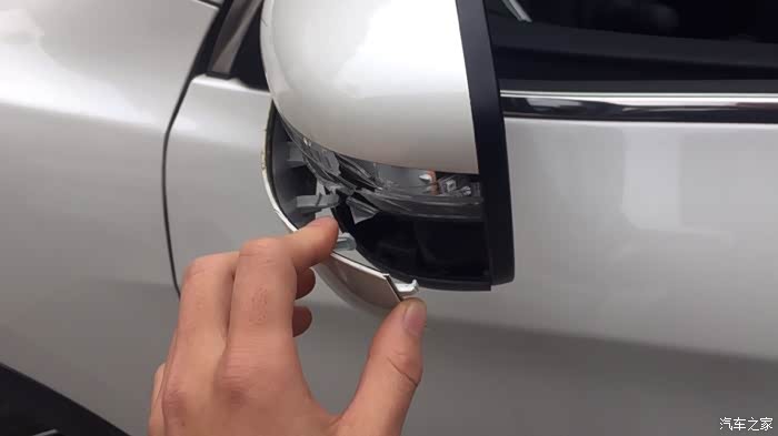 逍客换后视镜作业