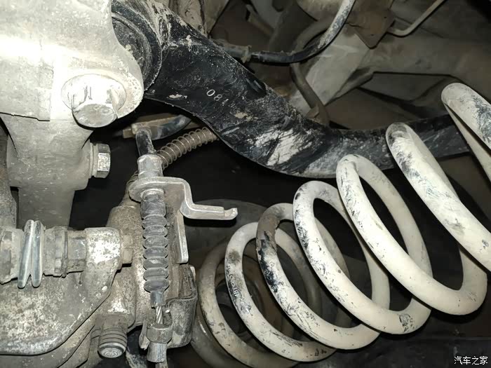自己动手更换后悬架改装奥迪a4后刹车分泵