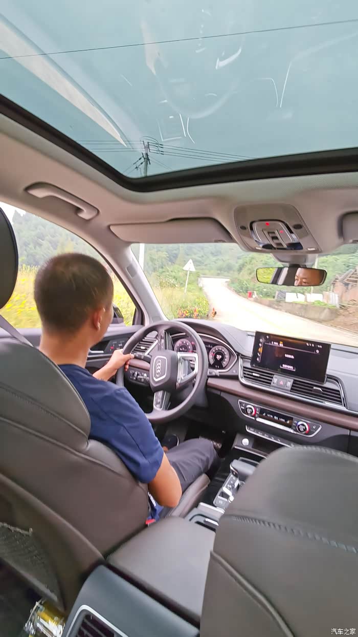 试乘一下坐后排跟驾驶位还是不一样的,给这位老哥来张照片.