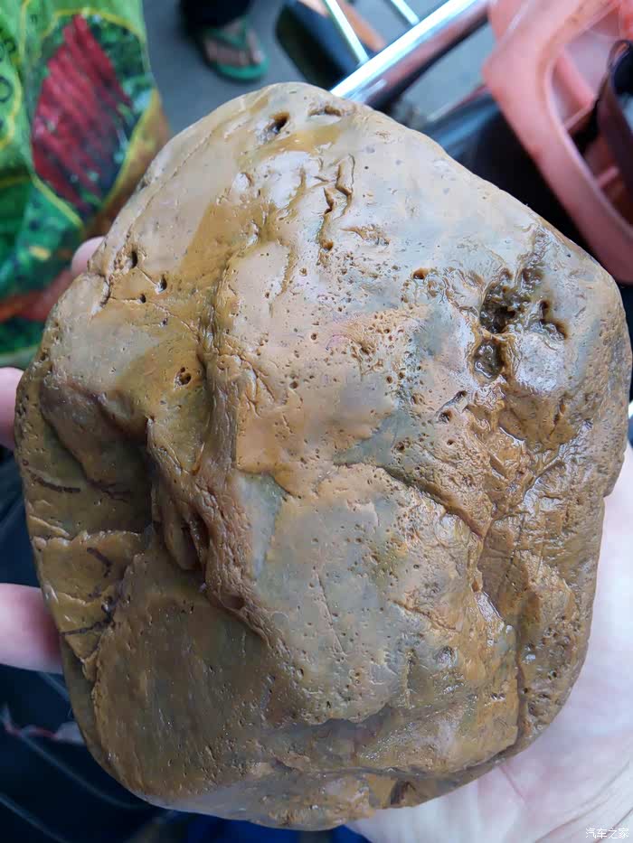 云南玉溪华宁 石头 懂的来帮忙看看 值钱不