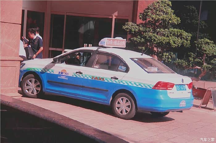 大连的出租车是这种涂装.车窗上的起步价十元.
