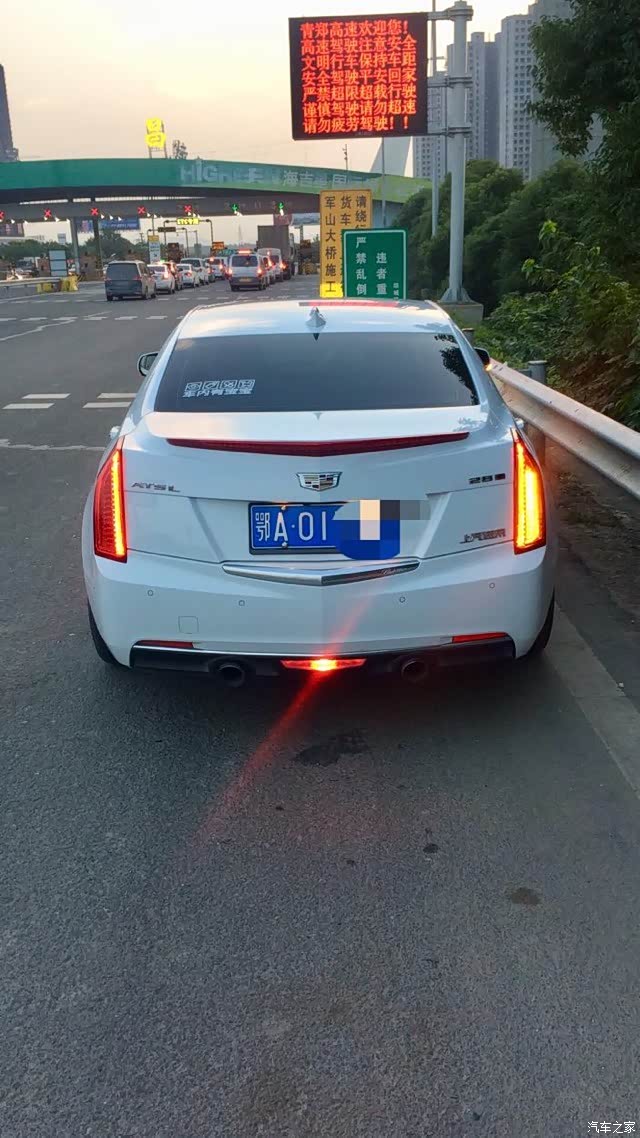 一到晚上,竖起的尾灯,总是让我情不自禁的要拍一张照!