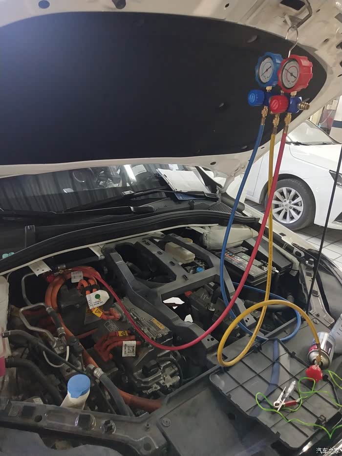 夏天快到了,检修空调的开始了,有问题要提前修好.