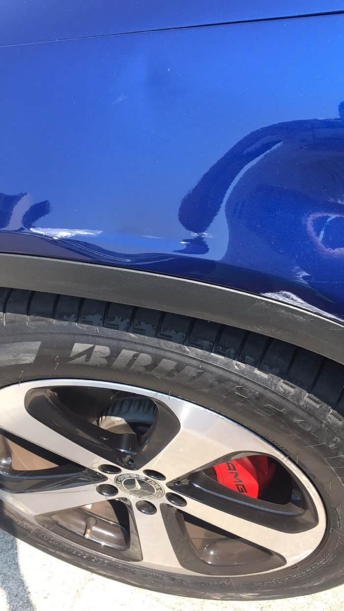 翼子板几处变形