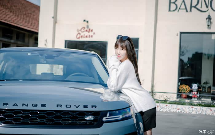 桃桃外传清纯长腿美女评测全新路虎揽胜极光耀黑版