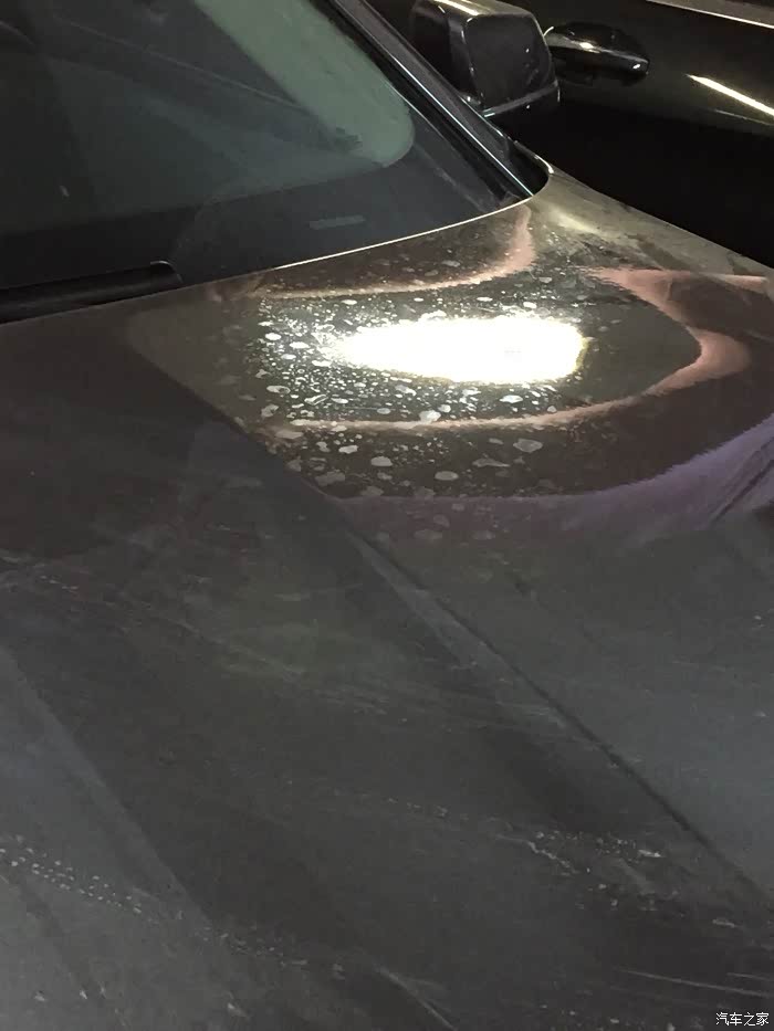 请问各位大神引擎盖出现的类似水斑的东西该怎么除去