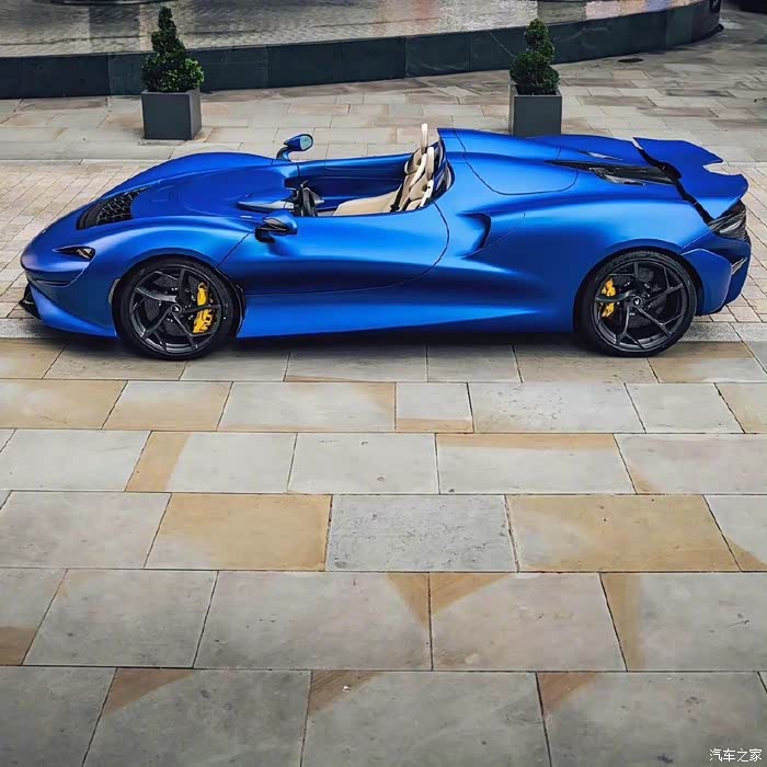 蓝色敞篷迈凯伦mclarenelva