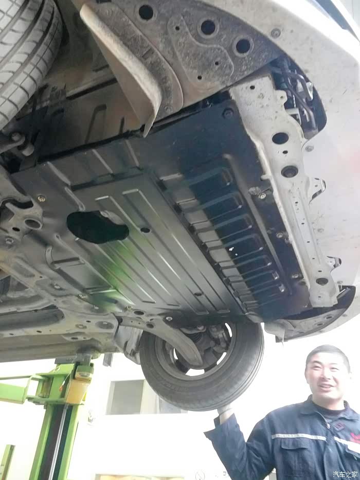 宝骏310原厂地盘护板施工中