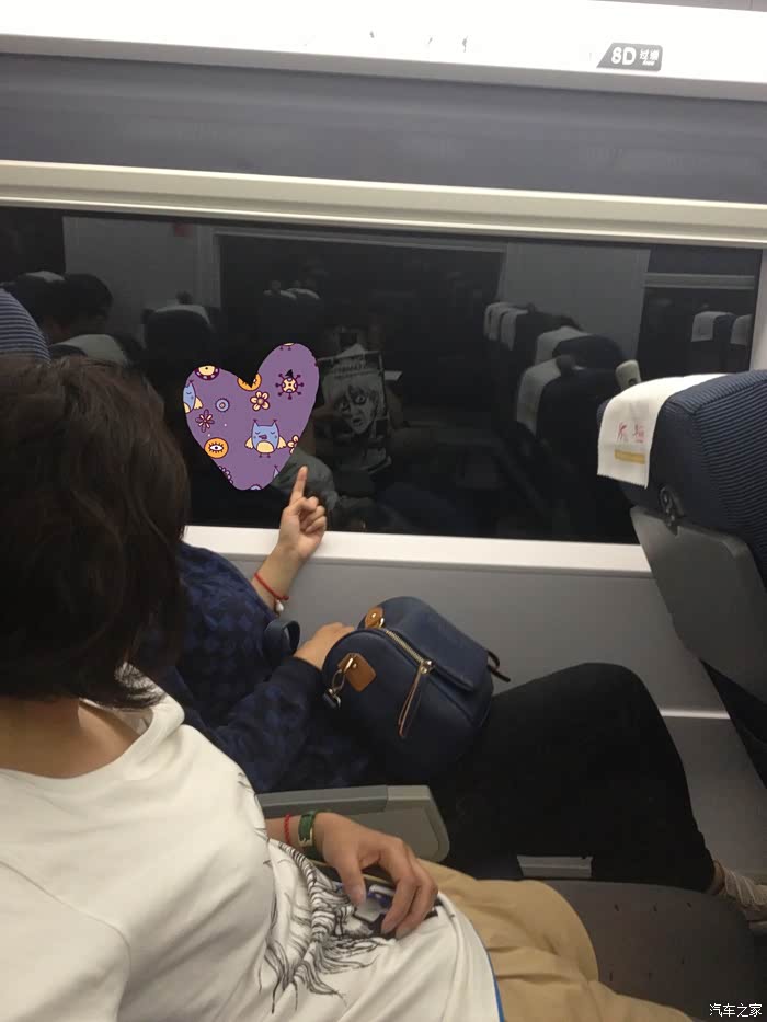 小伙伴无聊的坐车时间就靠这个玻璃打发时间了.