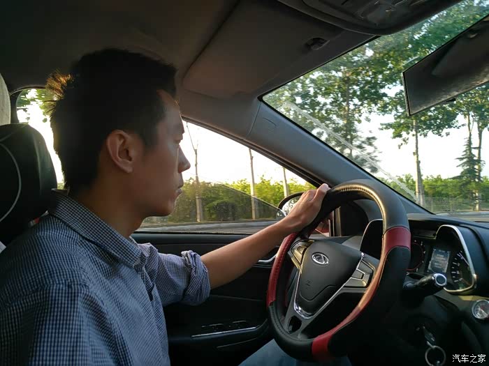 媳妇给我来的自拍,虽然路边风景美,但是安全第一,我负责开车,媳妇负责