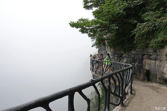 雲霧來了的時候,棧道其實看不到下面啥