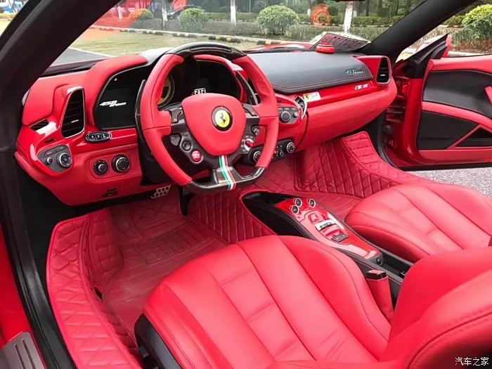 这款骚红的法拉利,真是太炫酷了,那红色的内饰更是吸引着人,香