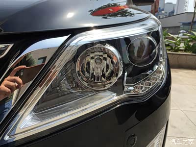 侧面看亮却又晃眼睛走到车前正对车灯看眼瞬间几秒处于失明状态后老悔