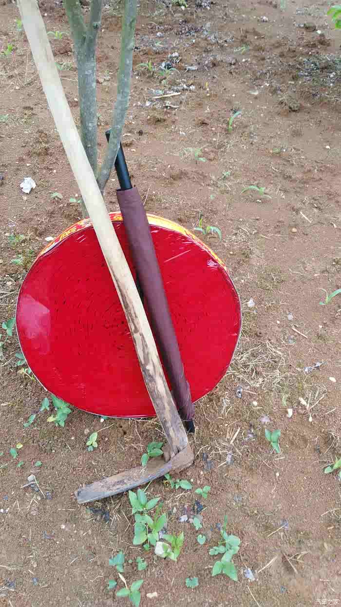 扫墓必备的工具,还有铲子