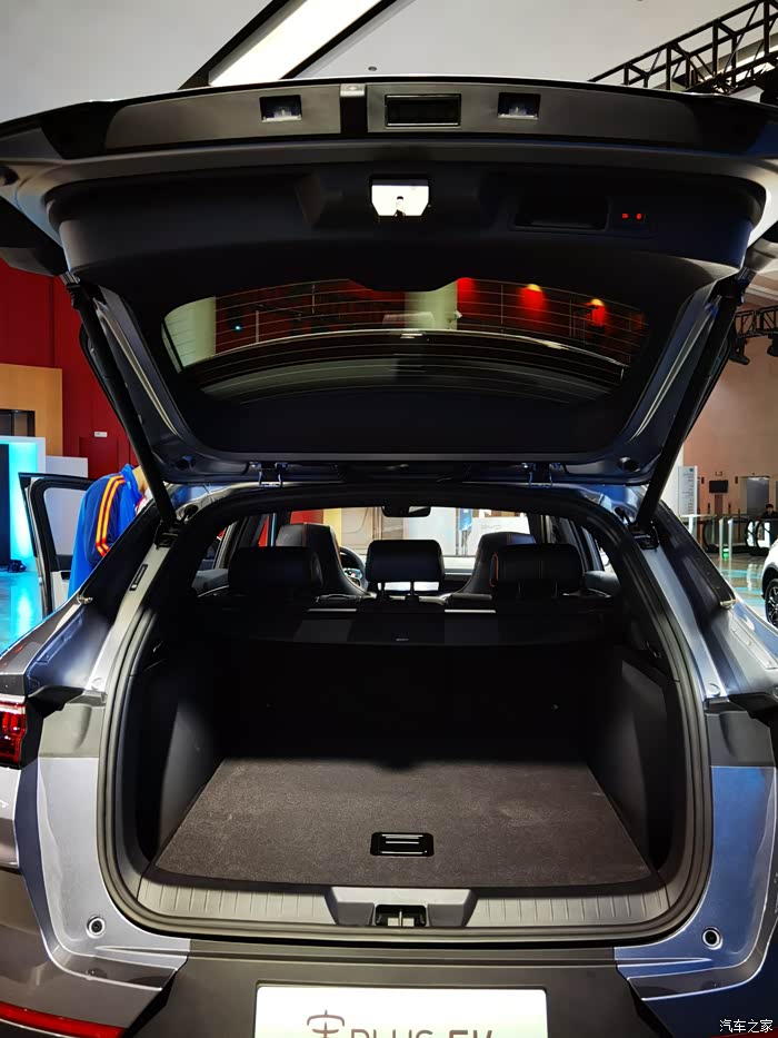 后备箱的空间基本令人满意.