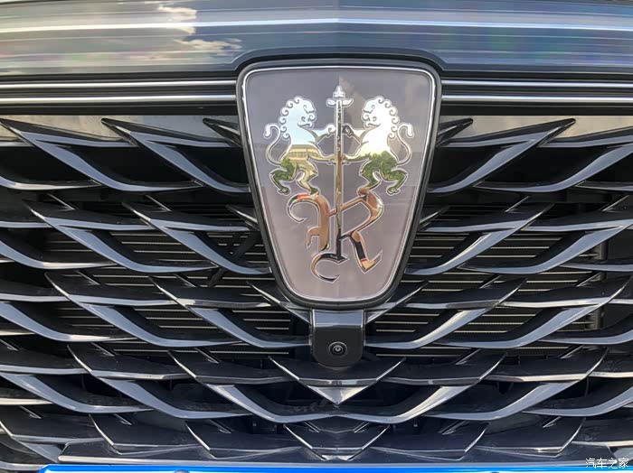 荣威的狮子标,全新的样式特别漂亮,下方是全景影像系统的摄像头