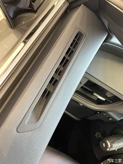 前排两侧车门也有空调出风口,应该是除雾降温用的吧,很细心,很贴心,很