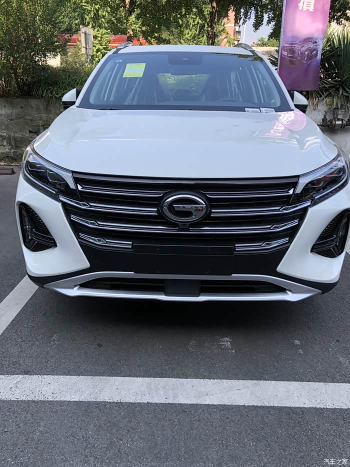 广汽传祺gs4,白色外观看起还是很大气的!