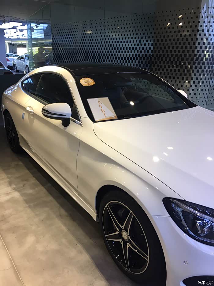 求购奔驰c200 coupe白外棕内  加装潢可以选装舒适进入的