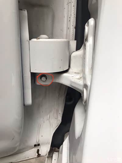 c200l主驾车门下铰链异响处理