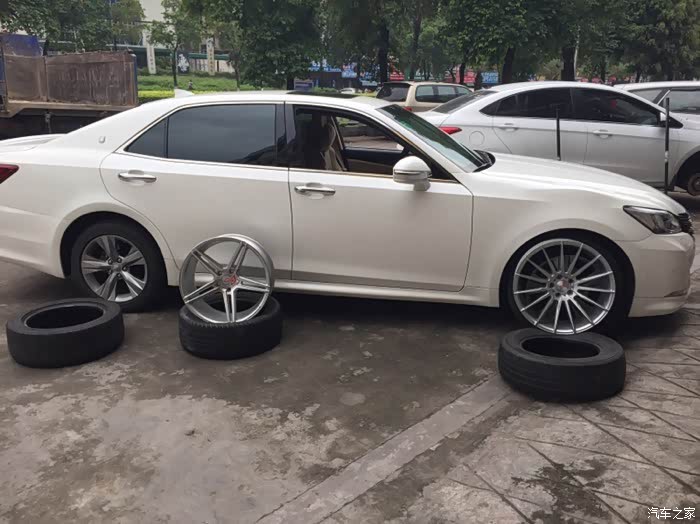 新皇冠时尚白色小改换19寸轮毂记