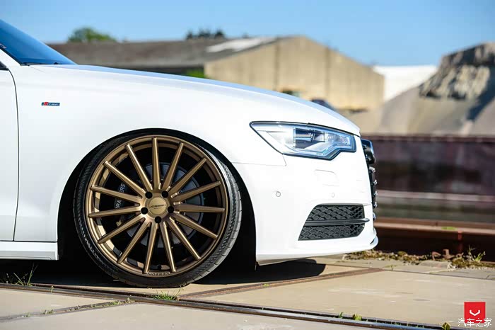 白色奥迪a6升级美国vossenvfs2古铜色轮毂太帅了