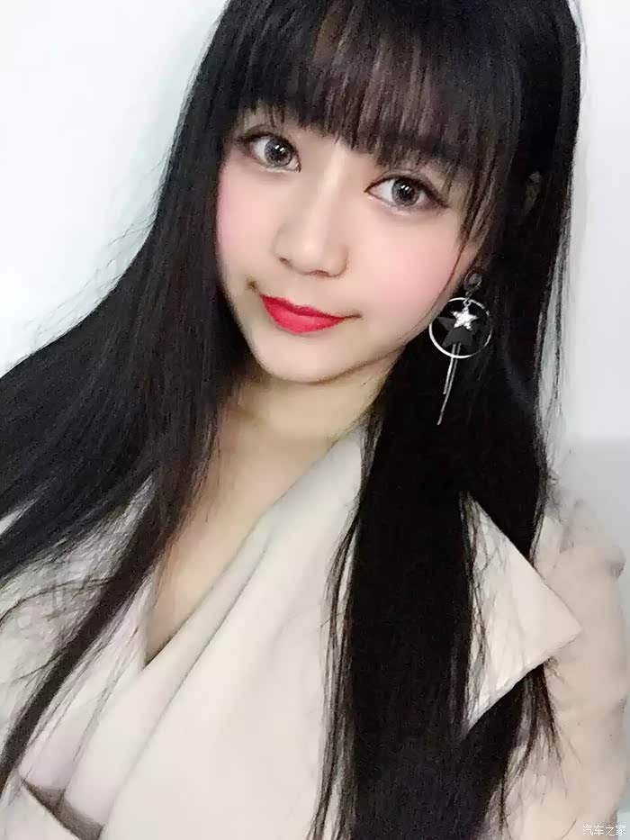 90后美女上班无聊,爆照了,有人看么?