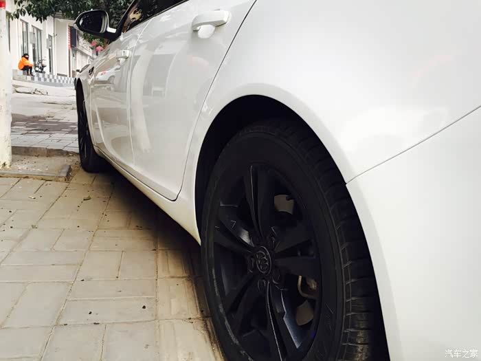 近距离来一张…轮毂依然是17寸,白车黑轮毂,绝配.