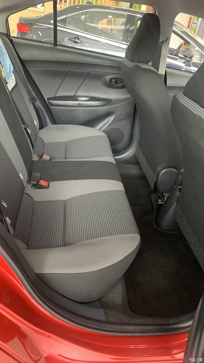 5995 | 回复: 2 威驰论坛 4s店实拍一汽丰田威驰后排空间也很大,能