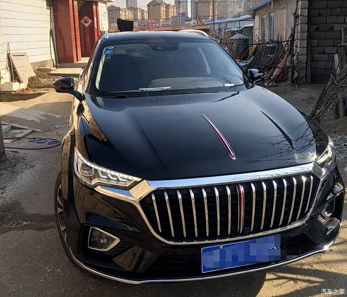 红旗hs5采用中文车标标配20t6at组合内饰奢华比肩