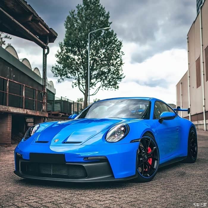 这样大眼睛车灯的保时捷真是太炫酷了那黑色的轮毂我喜欢了