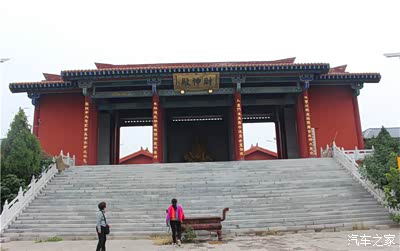 我们首先游览的是龙兴寺遗址和真武庙,五龙观区,接着游览了罗敷潭