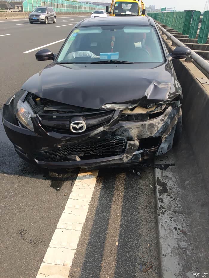 【图】高速被侧向追尾,失控撞护栏了_马自达6论坛_汽车之家论坛
