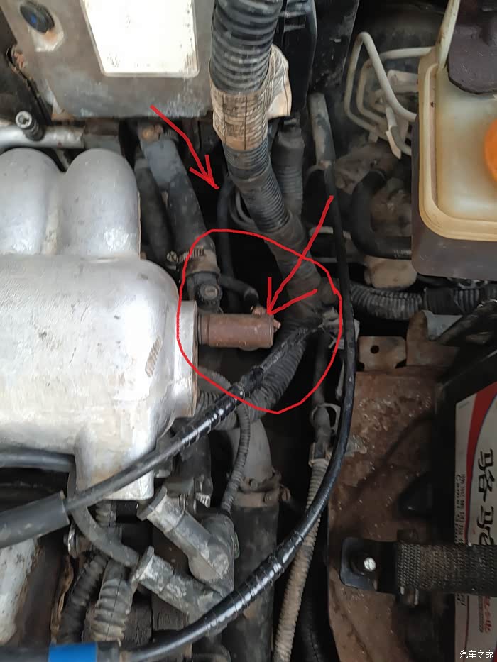 看了下我的车,确实有一根管是接到刹车的真空泵里了,还有一个头到进