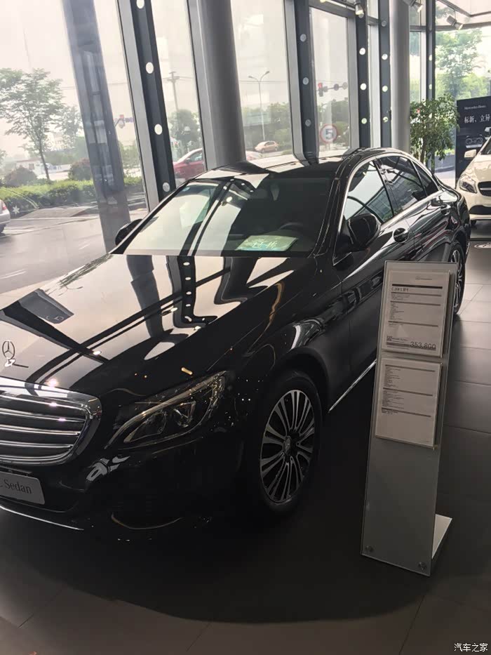 我四月订了c200l立标黑外黑内的车子,没货e