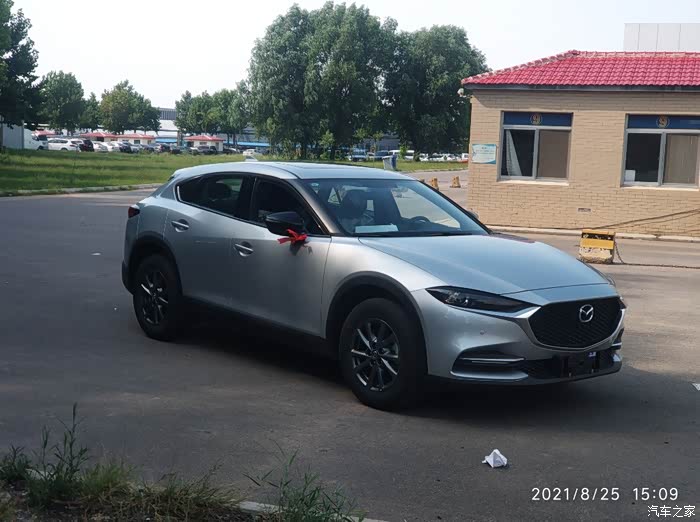 幻影银cx4开回家了晒一下我的两辆马自达