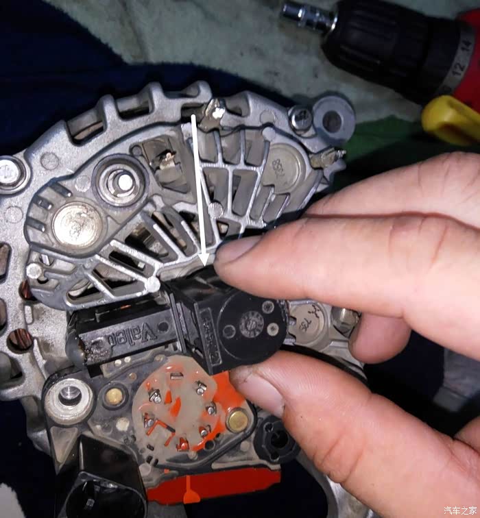 志俊更换发电机碳刷