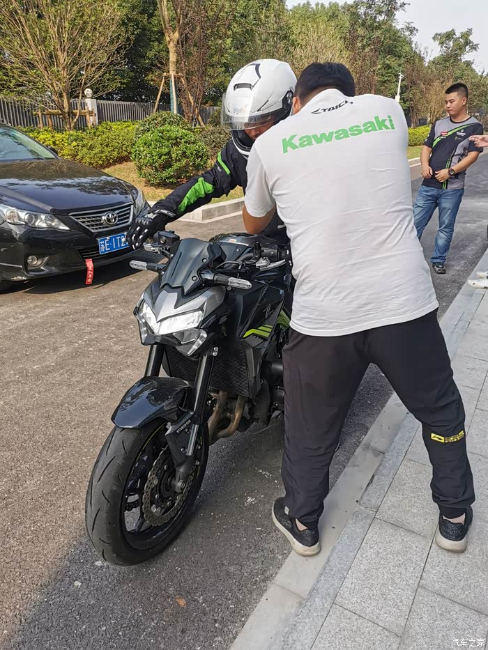 z900和z1000如何选择呢