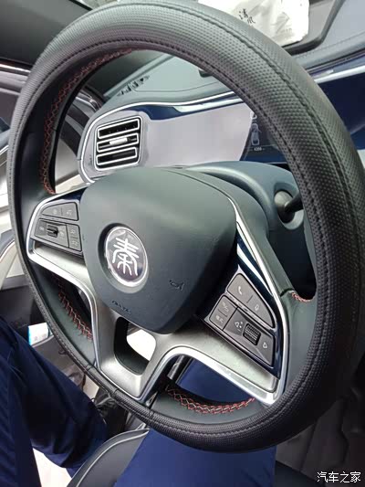 电子助力方向盘,很轻便,单手可以操作