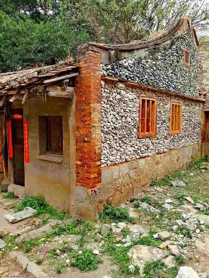 蚵壳厝散发着浓浓的古城余韵,外墙上密布的大贝壳在阳光下熠熠生辉,还