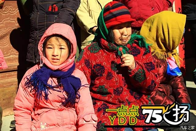 在孩子凝眸的眼神中,欣喜的看到丝希望.