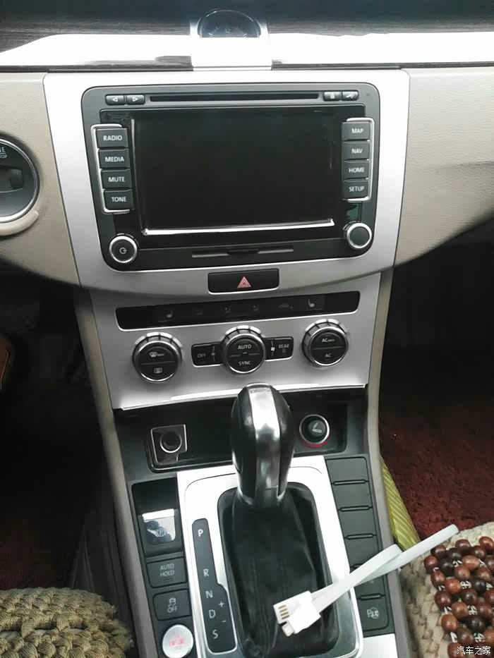 请问迈腾的usb接口在哪里?手机马上没电了,急!